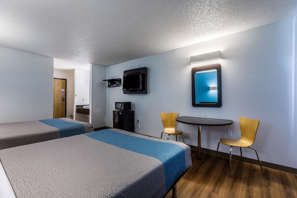 Motel6 Indianapolis, IN - Southport 32/45