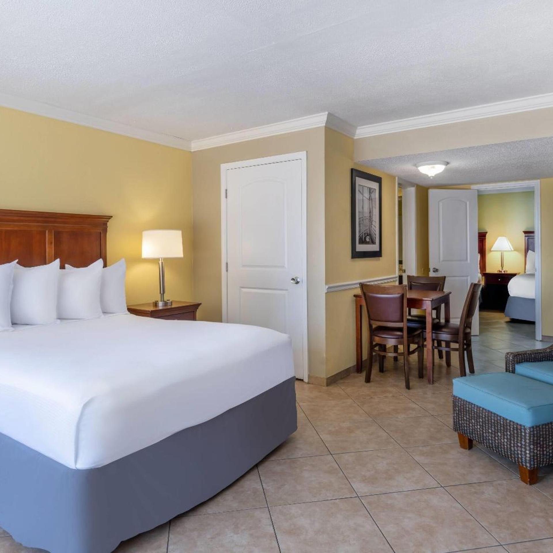 Efficiency, Queen Bed, Pool View