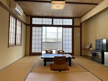 ROOM, TRIPLE, SHARED BATHROOM