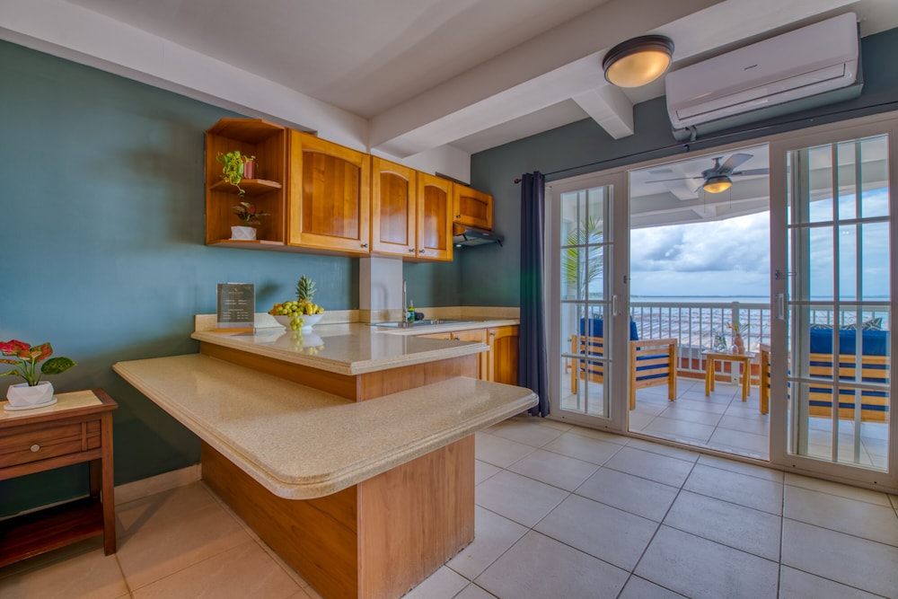 Tropical Suites Hotel 11/67