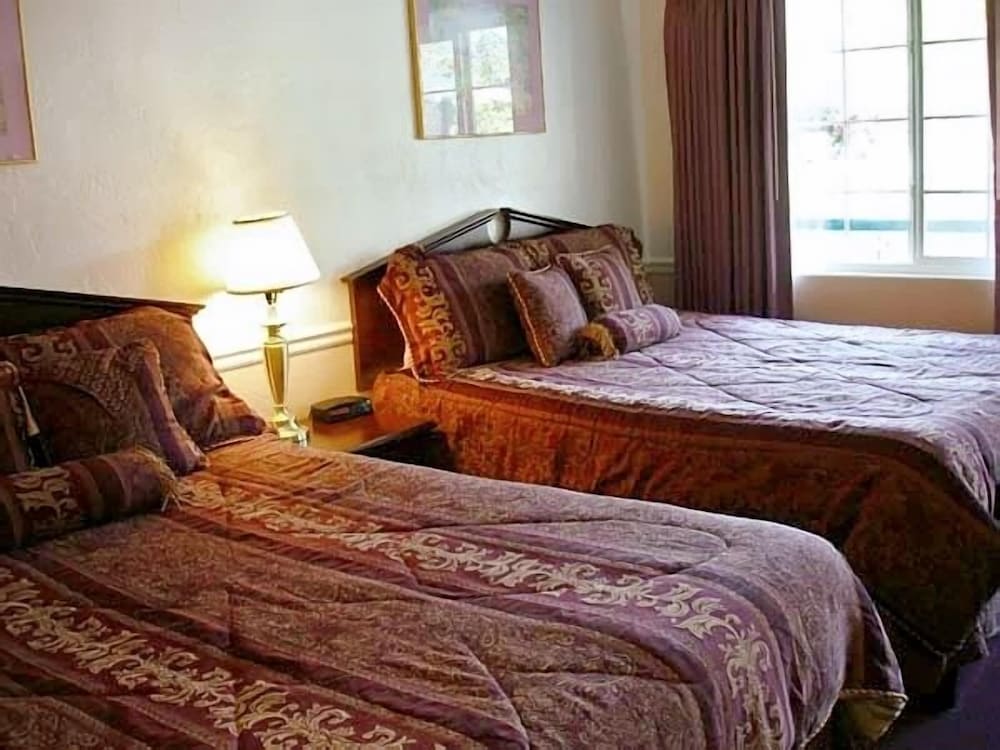 Monterey Pines Inn 20/42