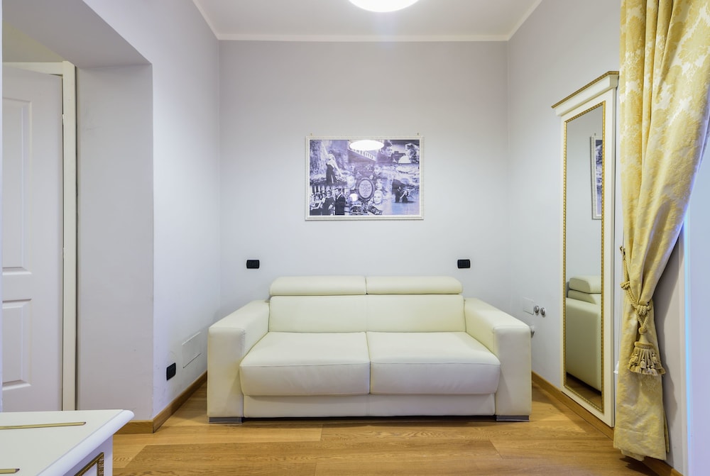 Gravina Suite Frattina 13/53