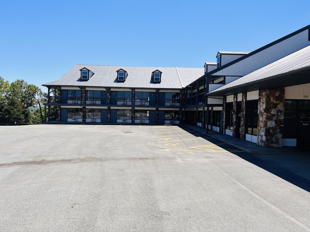 Days Inn by Wyndham Branson Ozarks 58/65