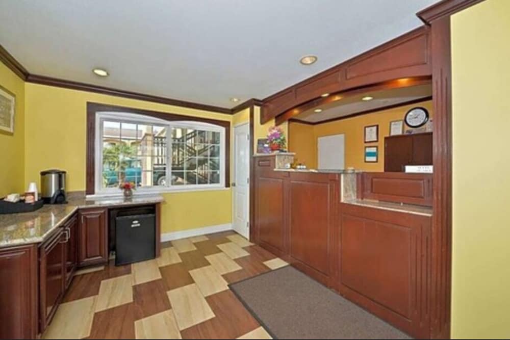Americas Deluxe Inn 2/32