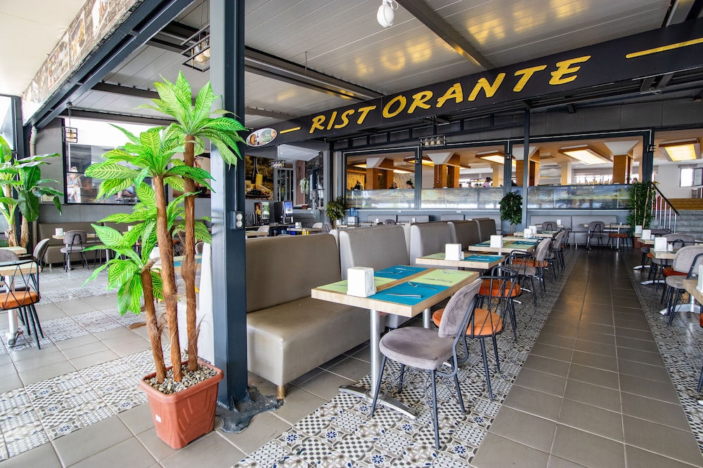 Point Beach Hotel 22/34