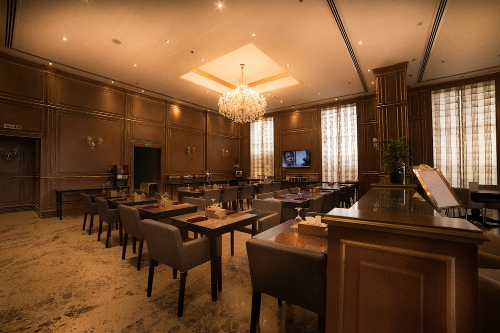 Strato Hotel By Warwick 26/28