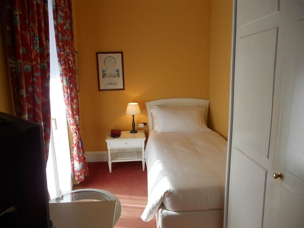 ROOM, SINGLE