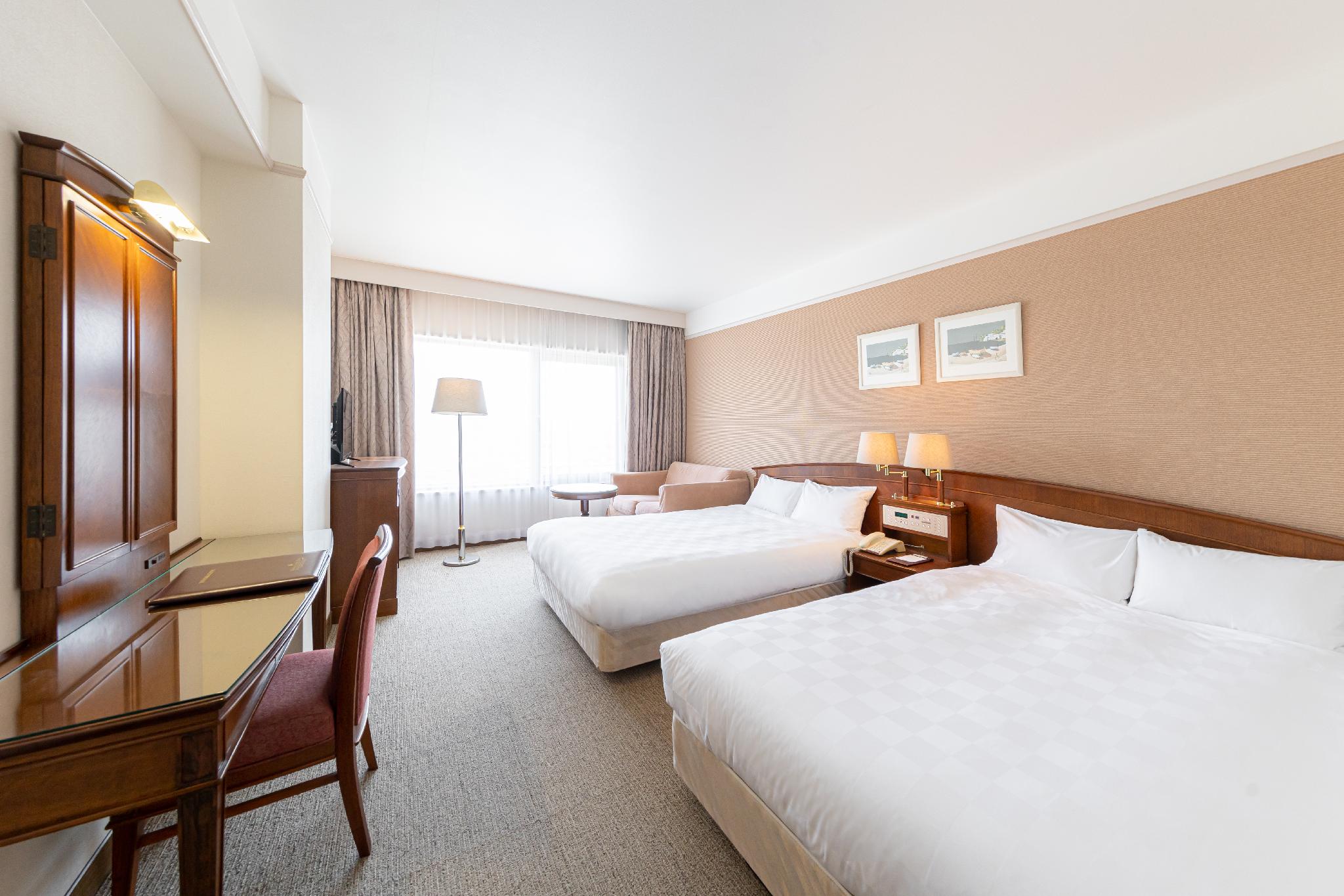 Deluxe, Twin Beds, Night View