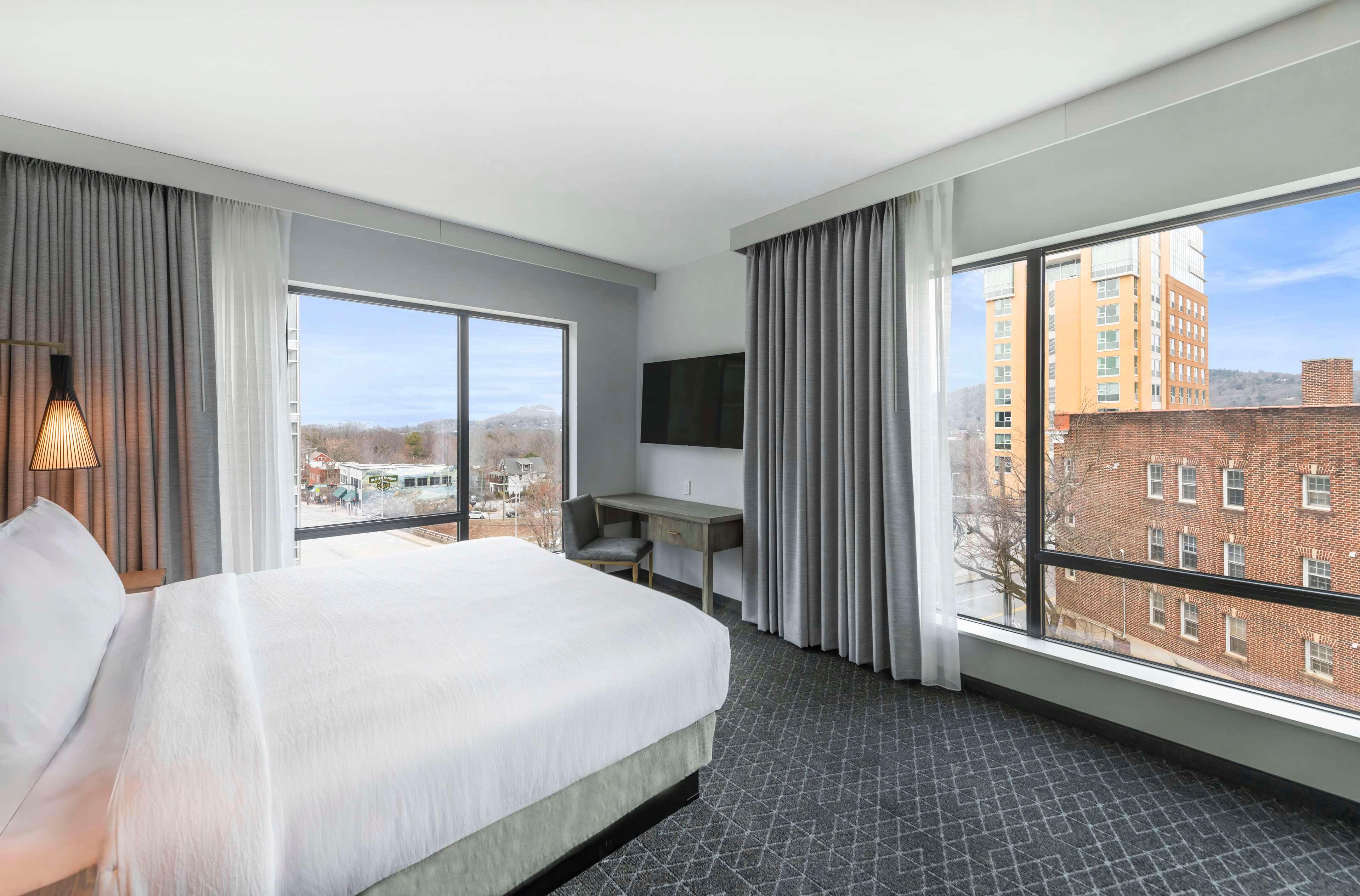 2 ROOMS, SUITE, KING BED, CORNER, ACCESSIBLE