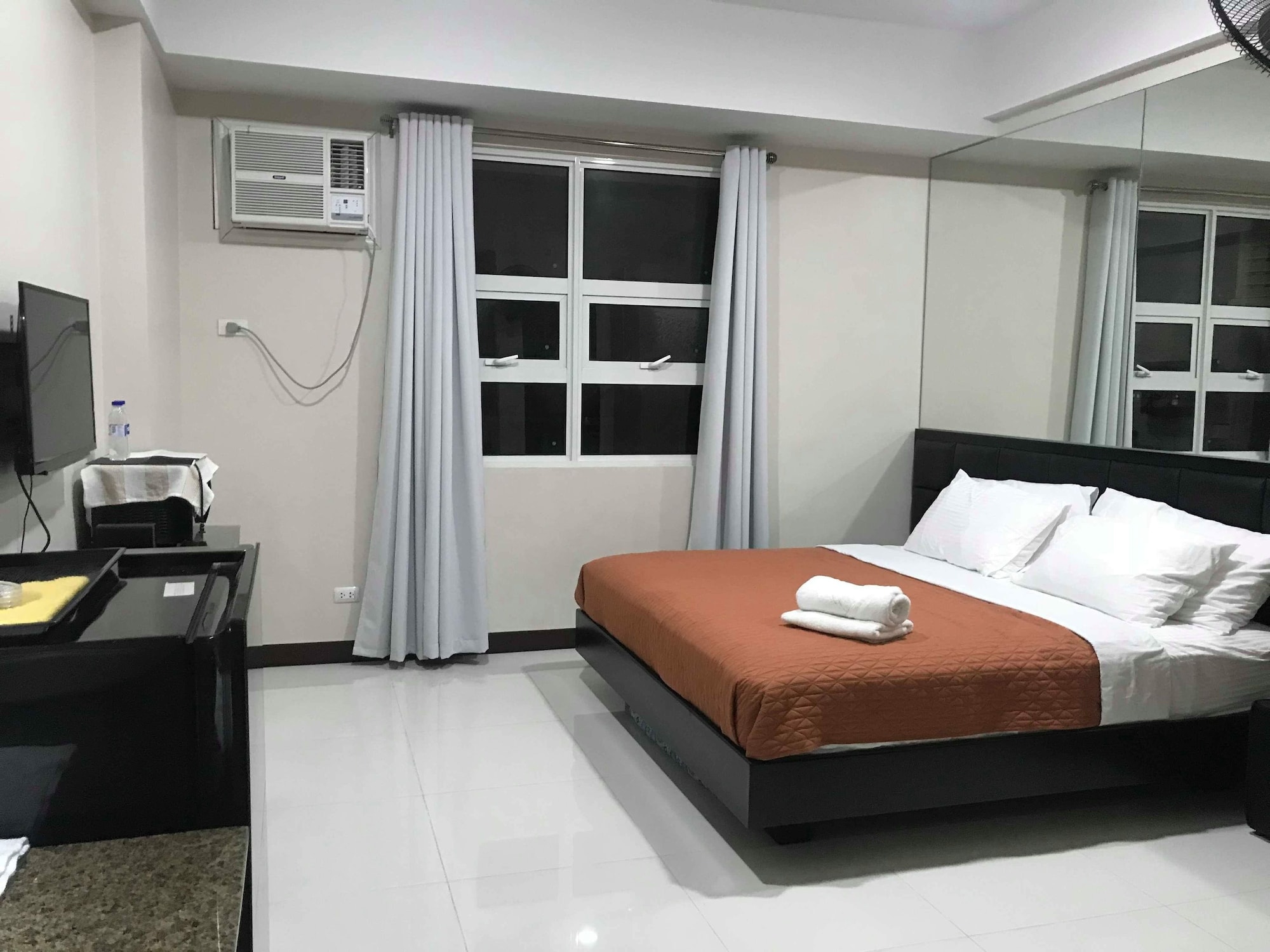 STUDIO, KING BED