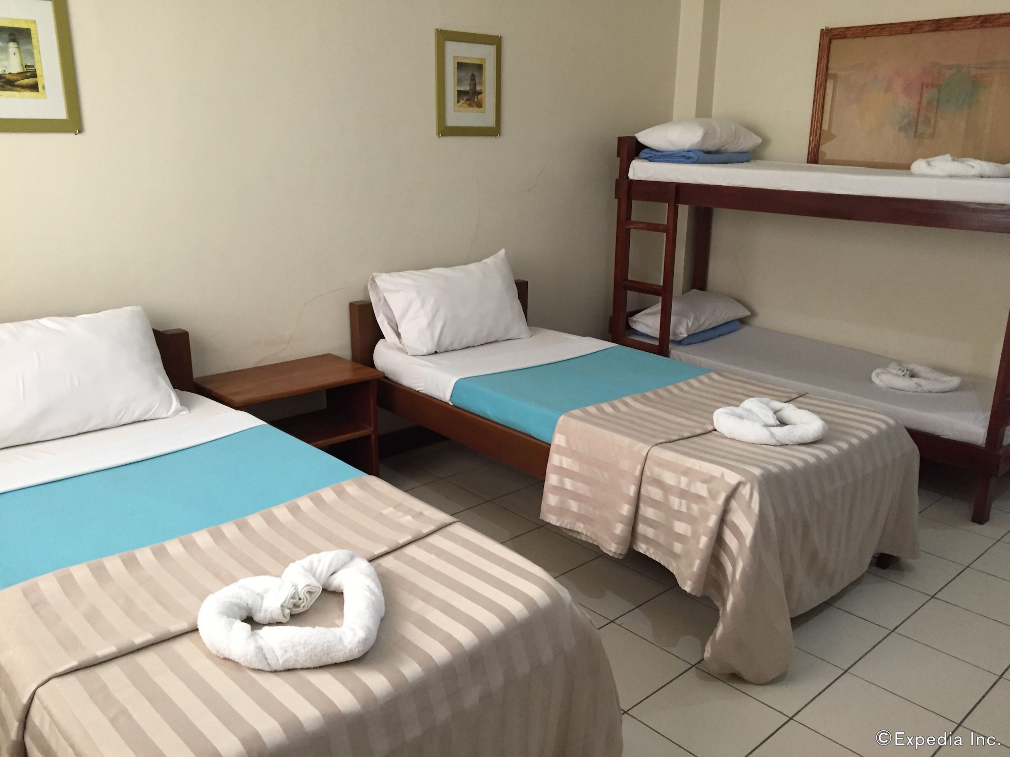 ROOM, QUADRUPLE