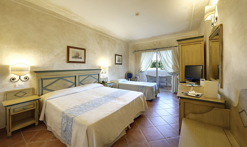Standard, Queen Bed, Garden View, Balcony, Colonna Resort 2/3