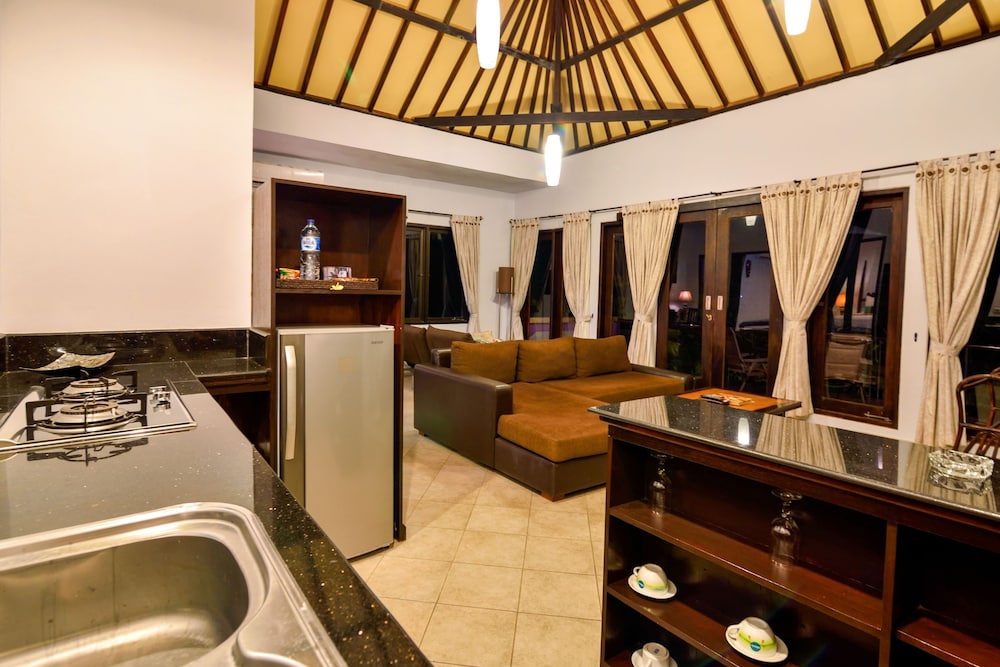 Dolphin Beach Bali 47/63