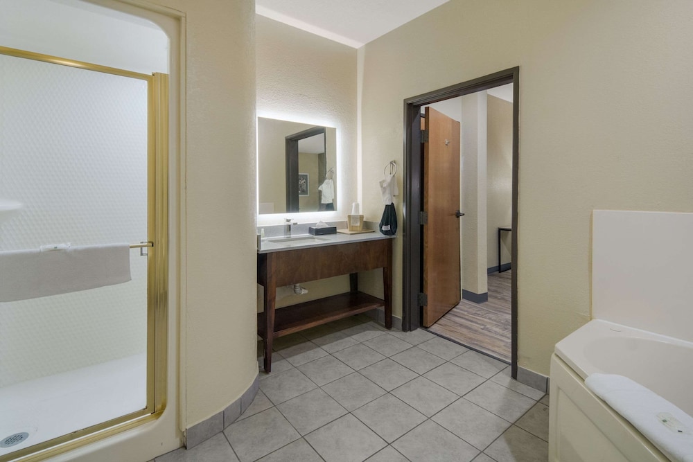 Quality Inn and Suites Roanoke Fort Worth North TX 44/46