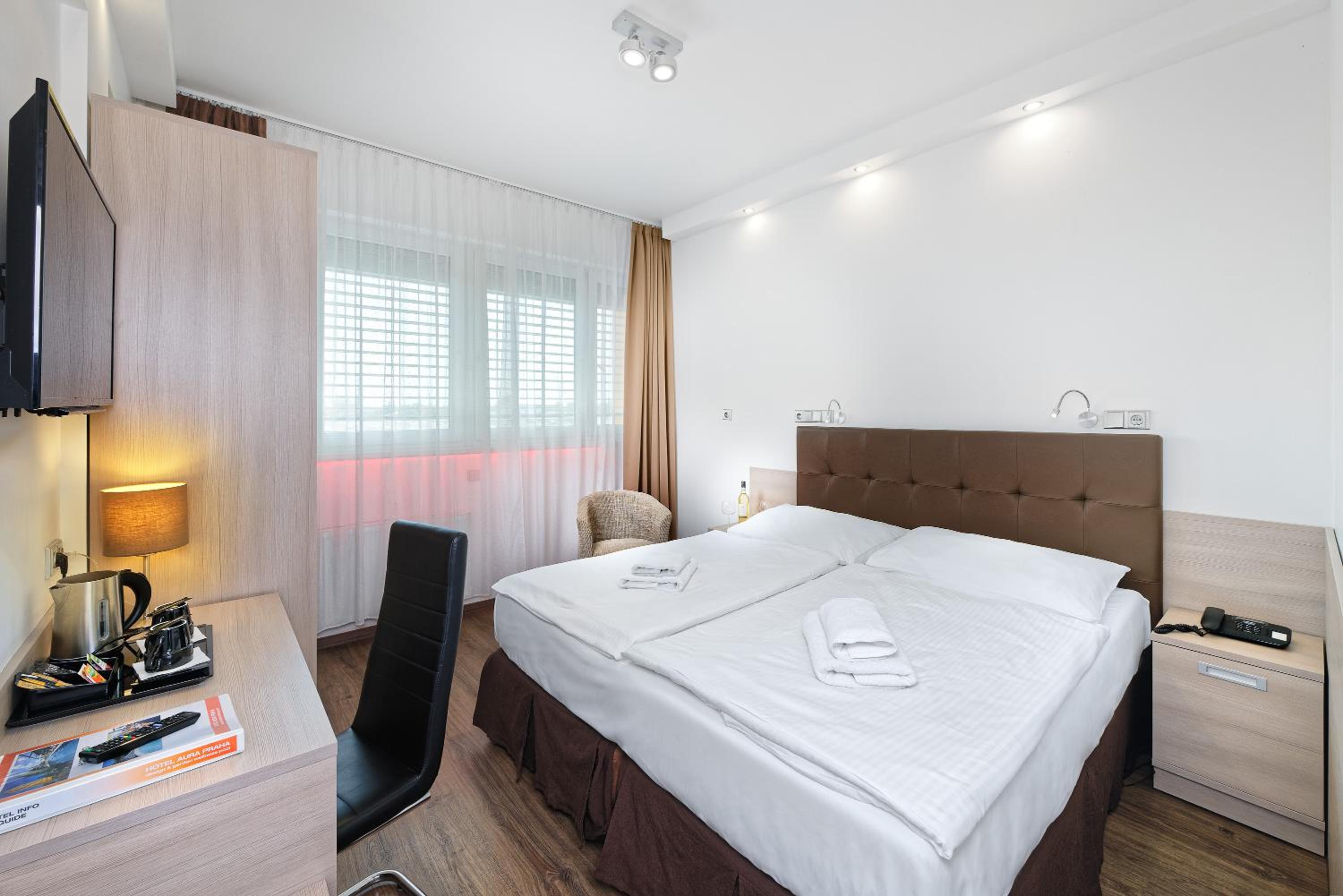 Deluxe, Queen Bed, Pool Access