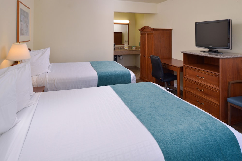 Edgewater Inn And Suites 36/76