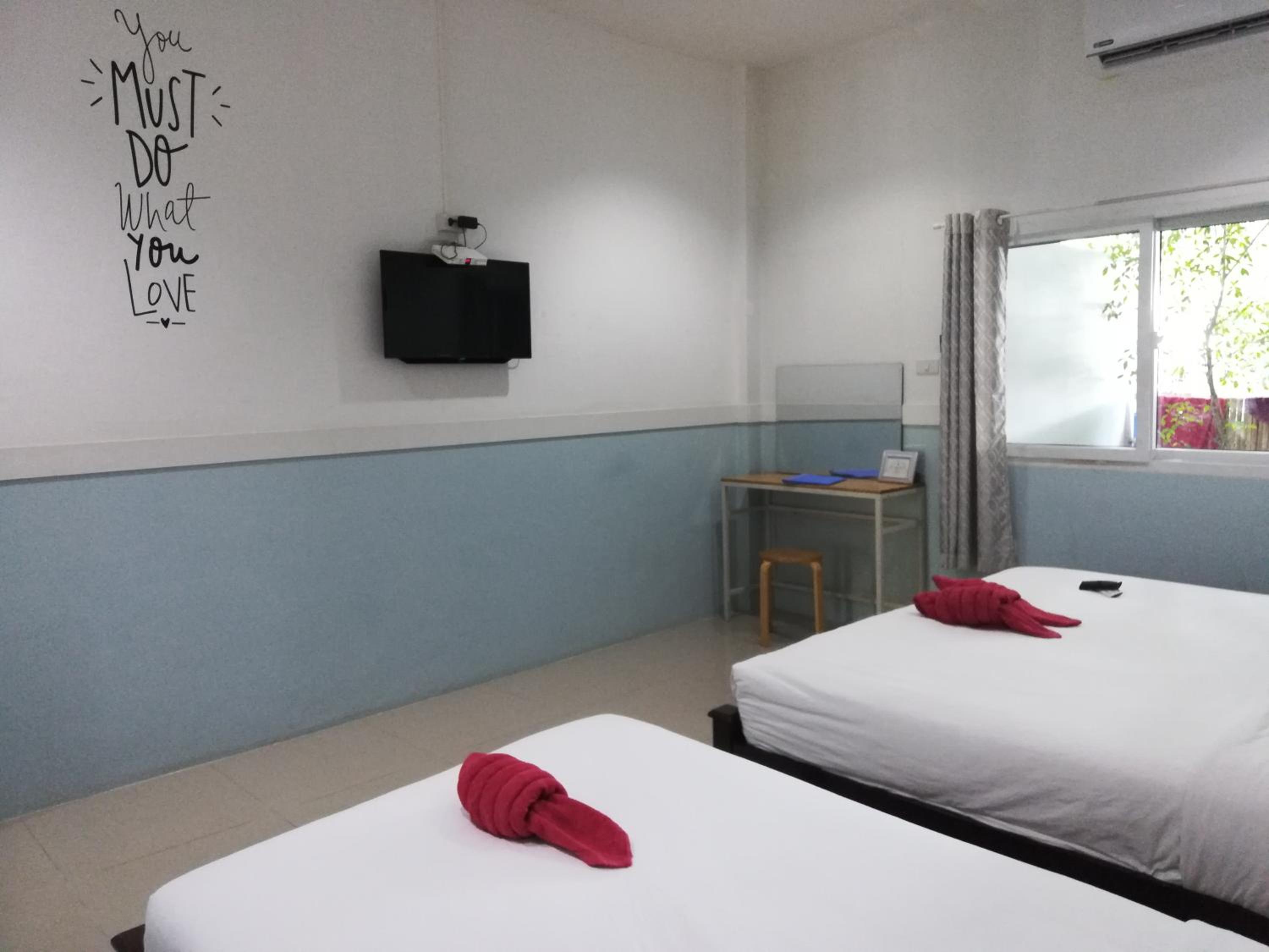 Classic, Triple, King Bed, Blue Moon Samet 2/2