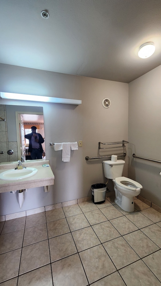 Benbrook Inn & Suites by Fort Worth I-20 33/34