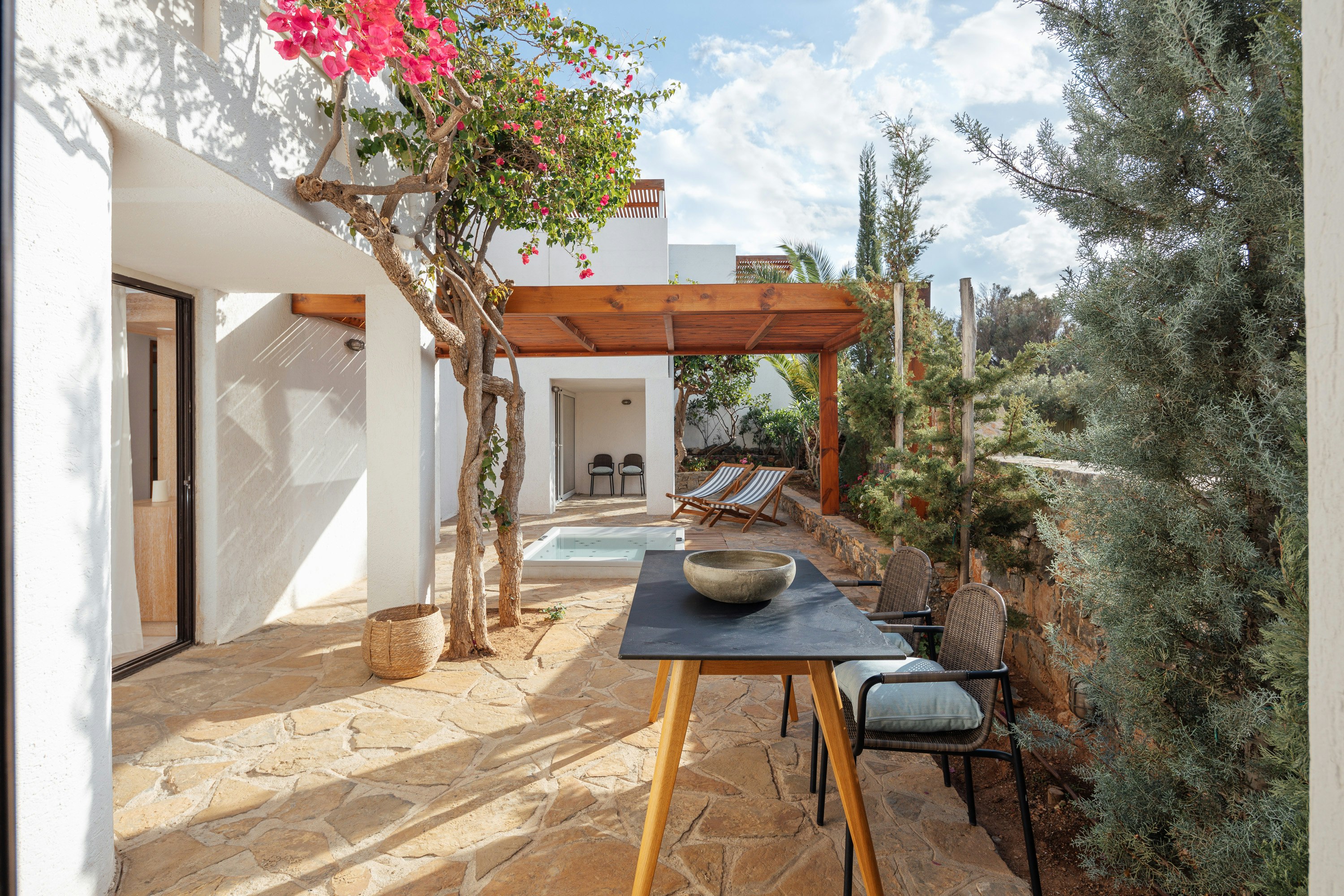2 BEDROOMS, FAMILY SUITE, GARDEN VIEW, OUTDOOR JETTED TUB