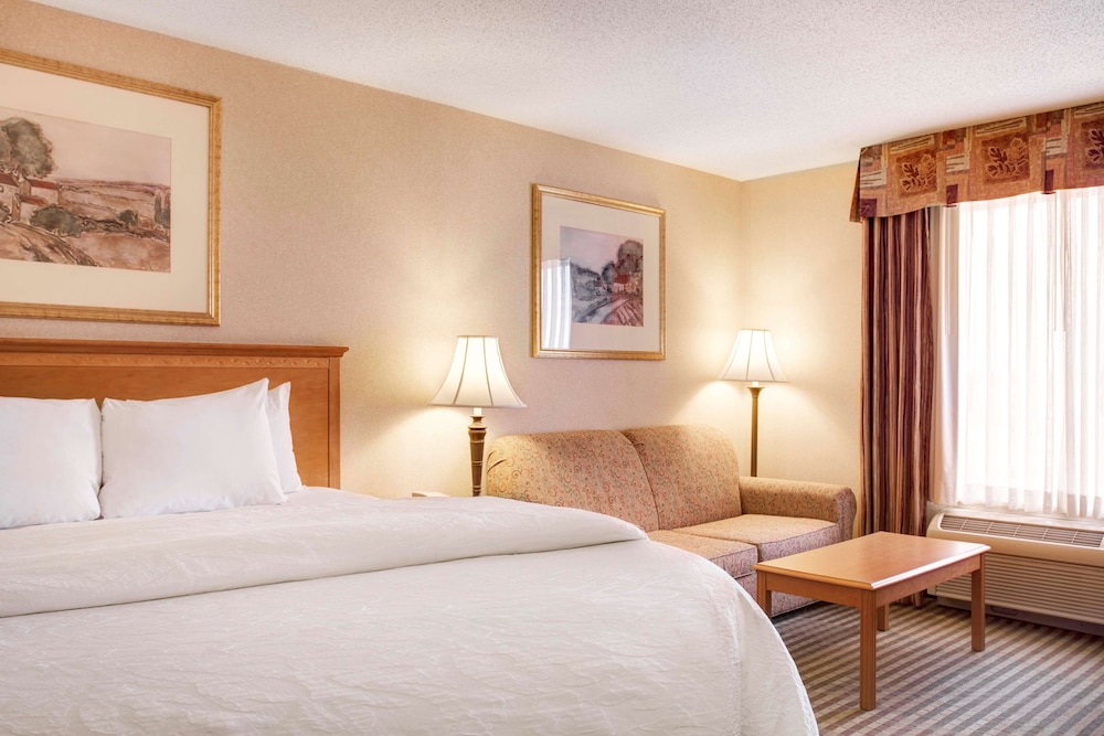 Hampton Inn Suites Addison 22/58