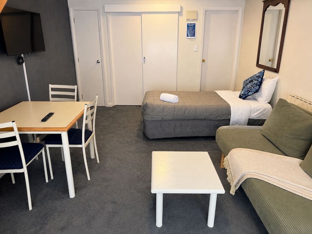 Champers Motor Inn 40/61