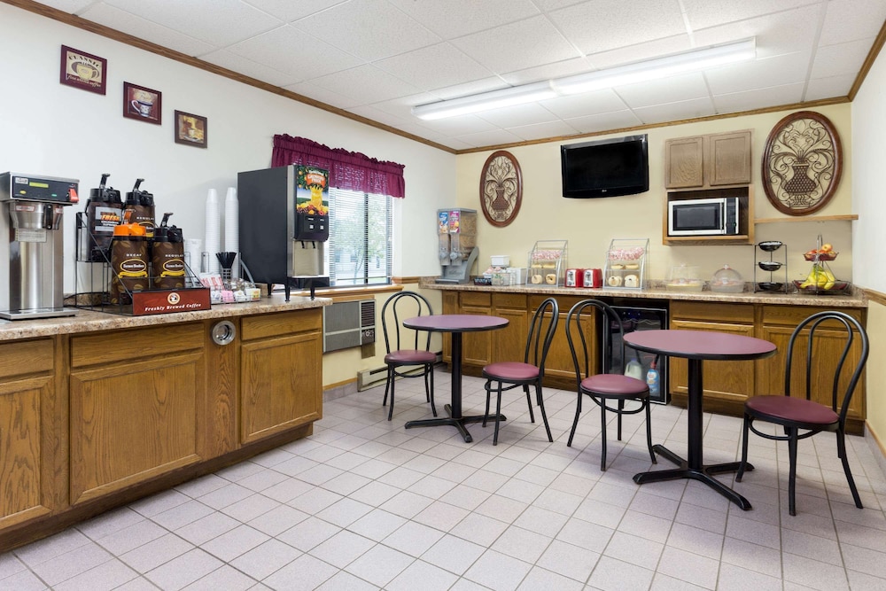Super 8 By Wyndham Antigo 18/24