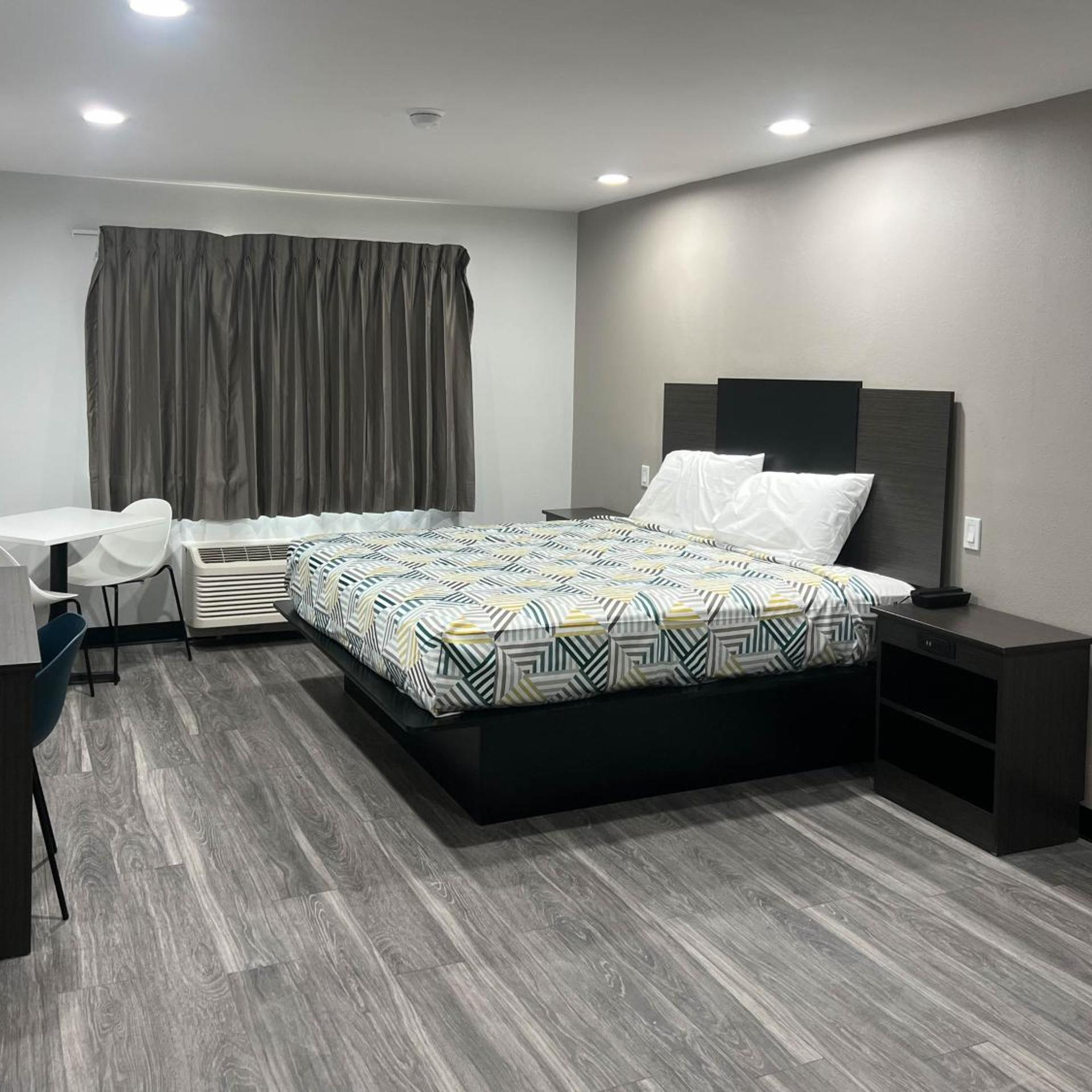 ROOM, QUEEN BED, ACCESSIBLE