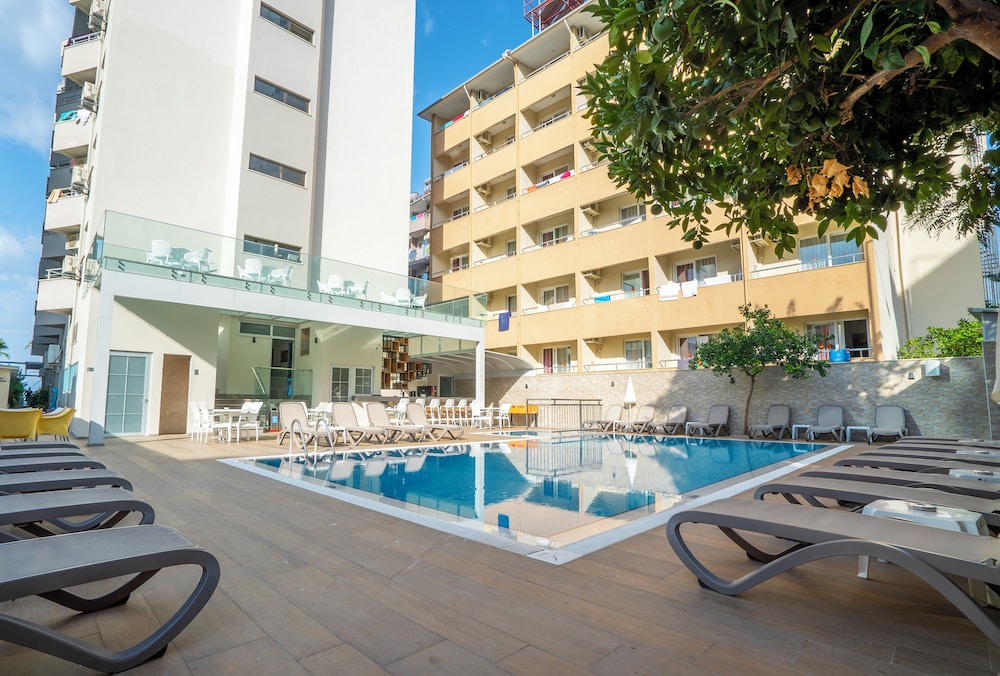 Kleopatra Celine Hotel 30/35