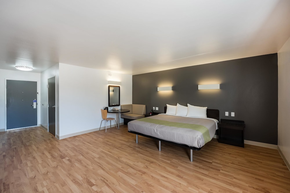 Studio6 Mccarran, NV - Sparks - Tahoe - Reno Industrial Center 24/49