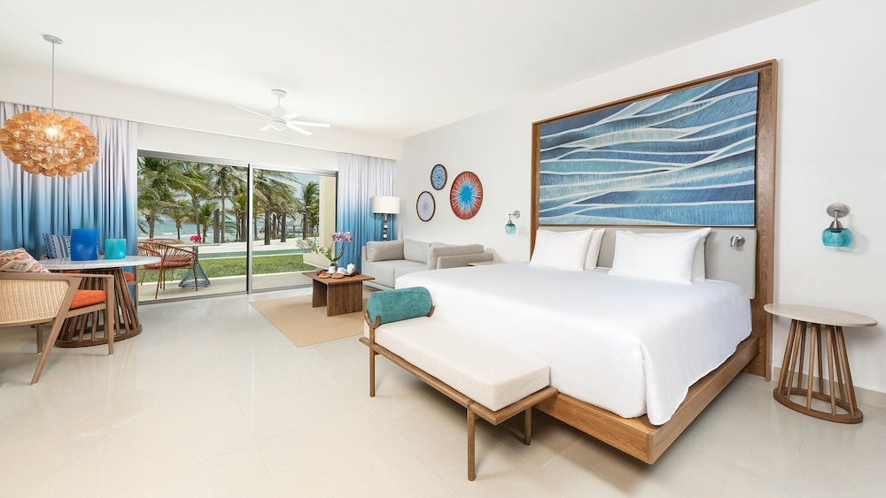 Preferred Club, Junior Suite, King Bed, Ocean Front
