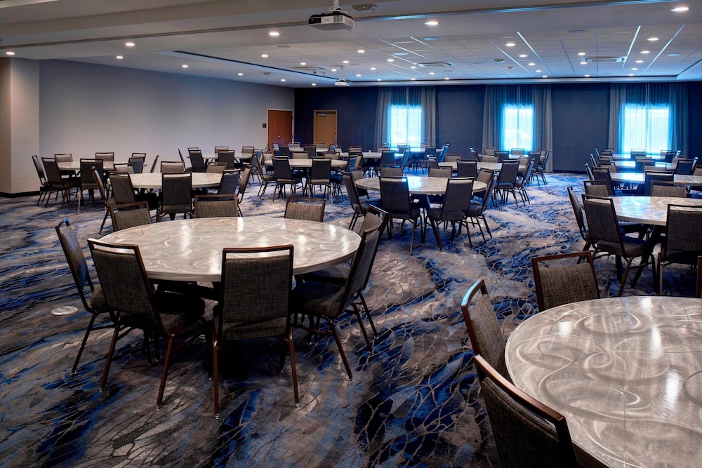 Fairfield Inn And Suites Columbus In 34/50
