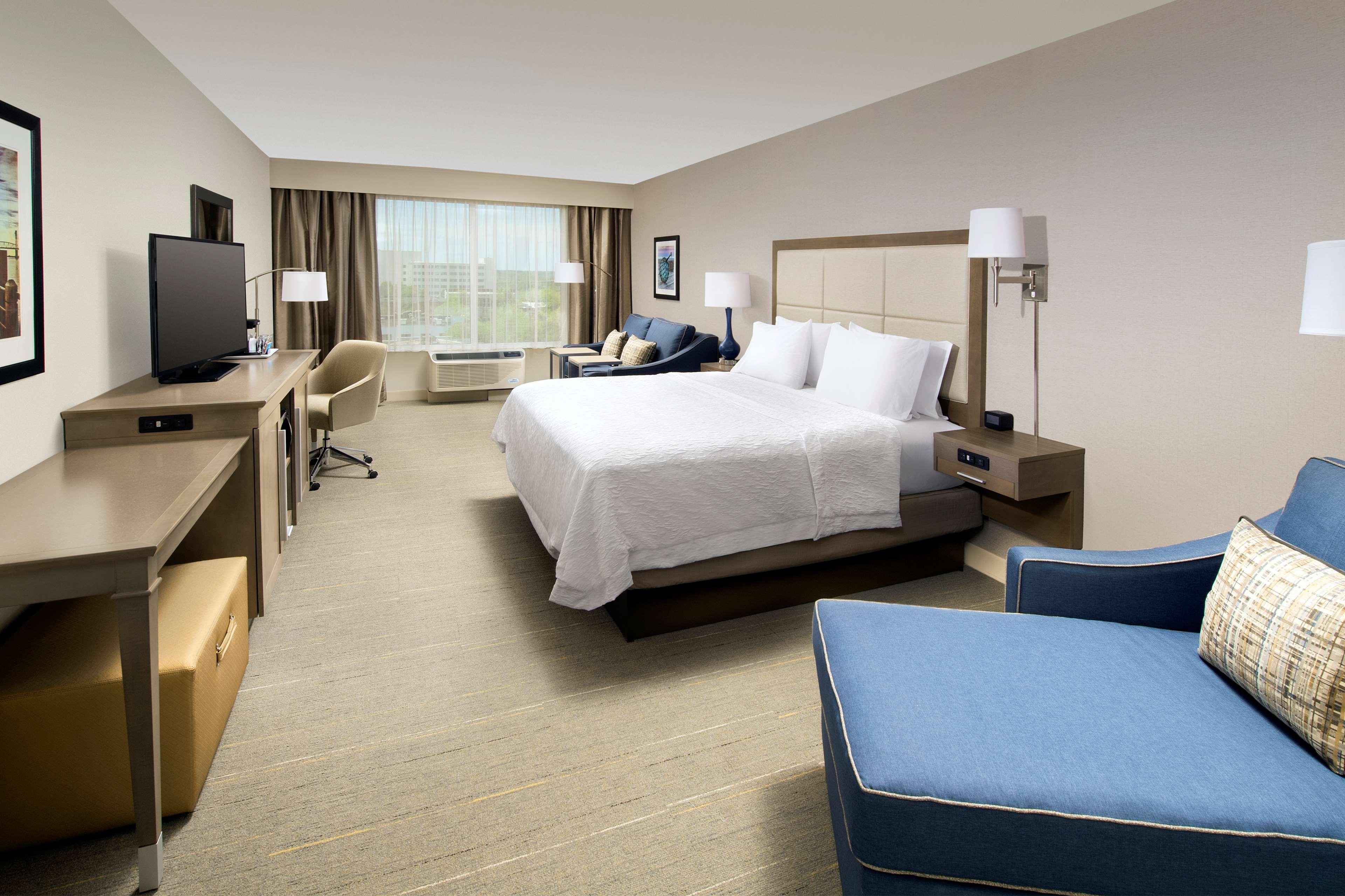 STUDIO, SUITE, KING BED