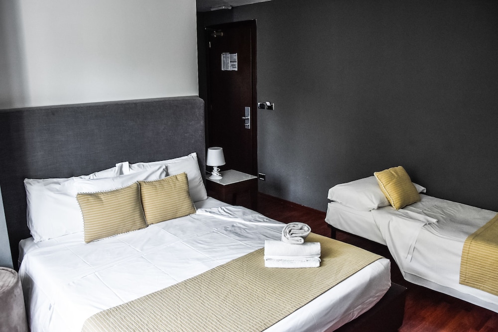 Aston Hotel 12/42