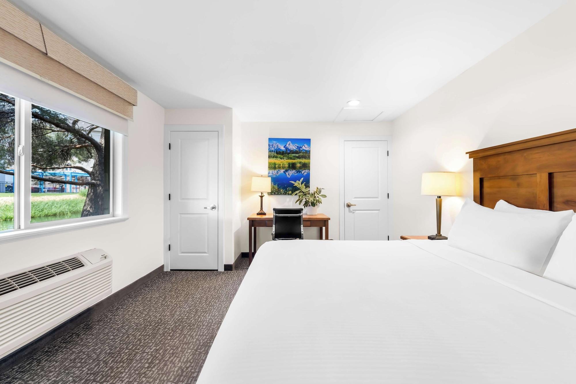 Suite, Multiple Beds, River View, Sofa, Kitchen