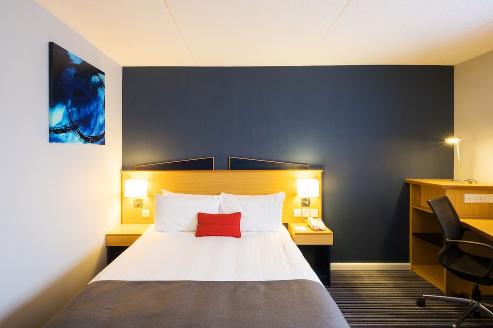 Holiday Inn Express Perth 24/72