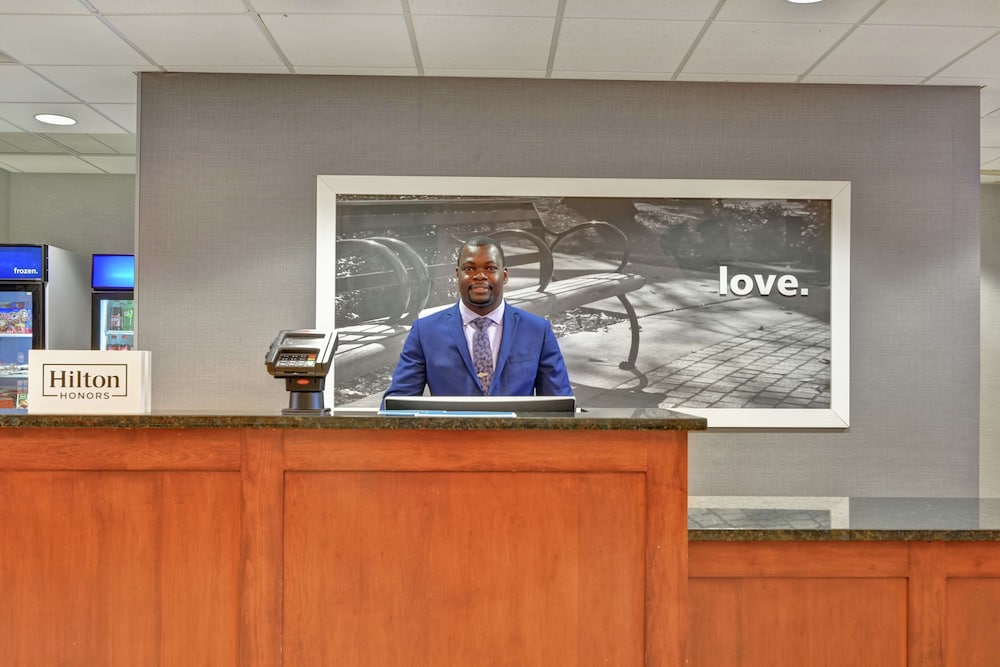 Hampton Inn Suites Newark Harrison Riverwalk 4/60