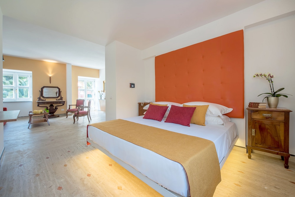 JUNIOR SUITE, QUEEN BED, BALCONY