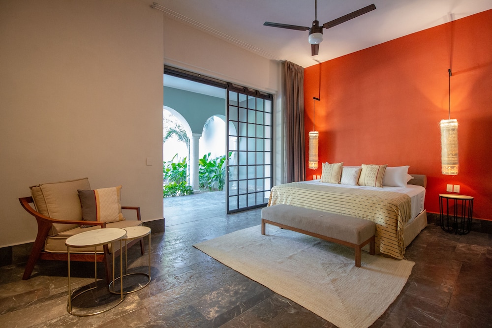 JUNIOR SUITE, KING BED