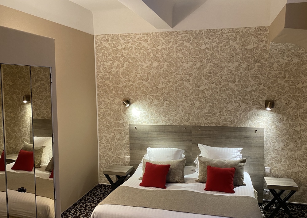HOTEL DES AUGUSTINS 35/70