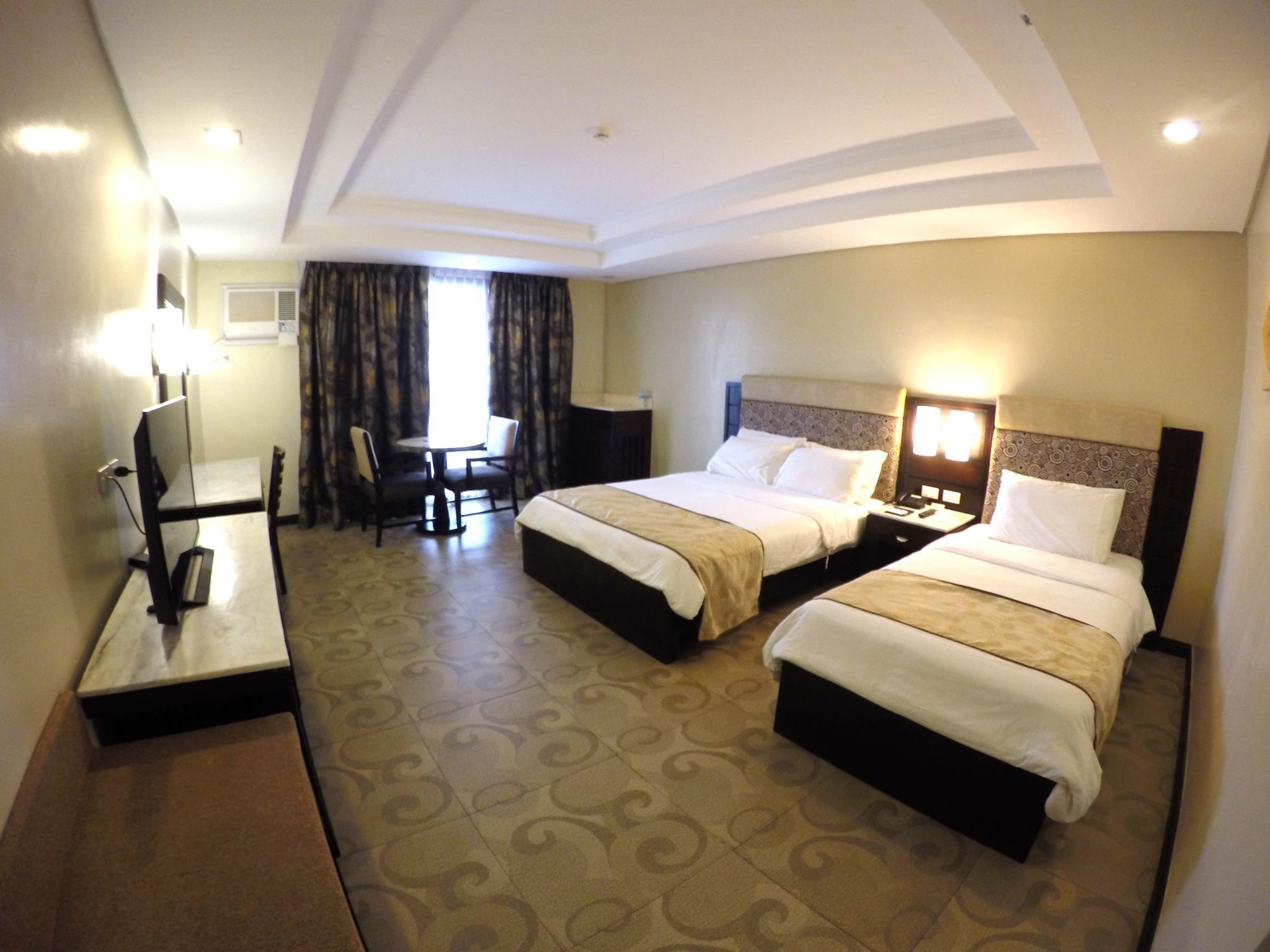 غرفة بريميوم بسرير كوين وسرير فردي بشرفة