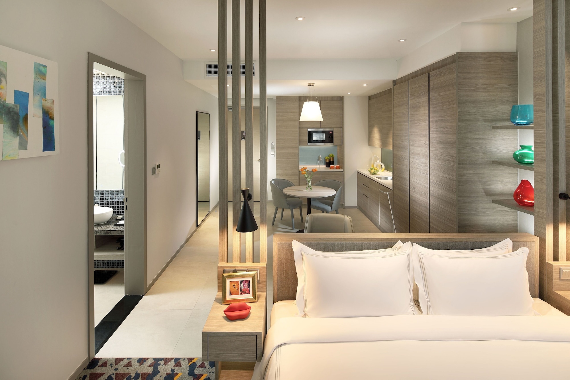 EXECUTIVE, STUDIO, KING BED