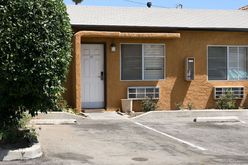 Covina Motel 7/37