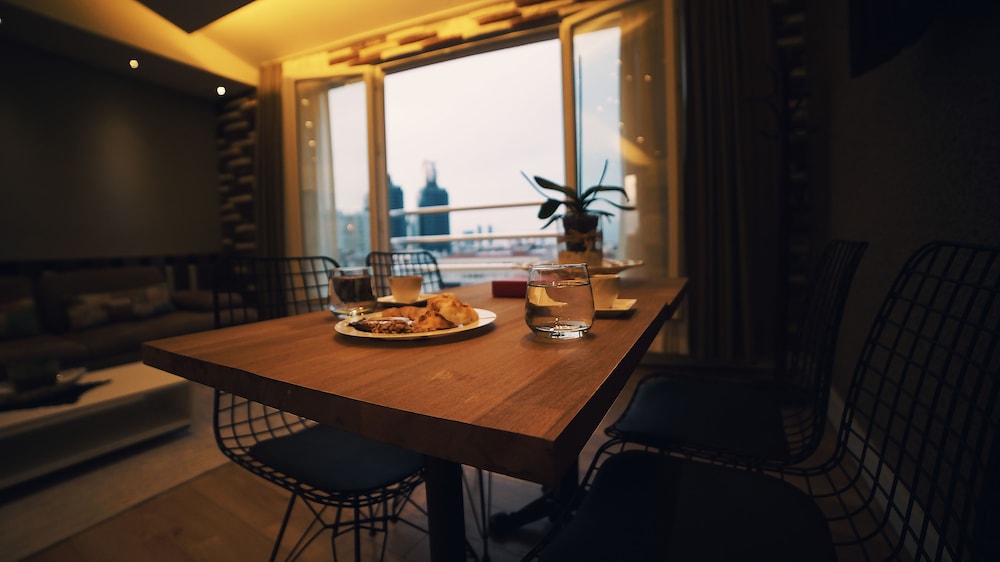 Corner Park Suites 36/50