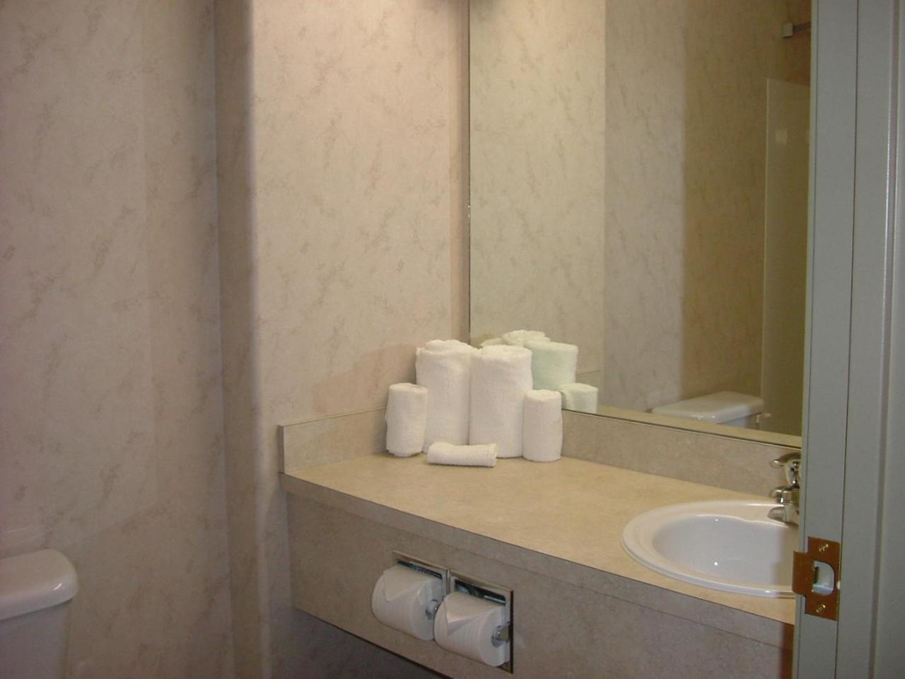 غرفة بسرير كوين لذوي الإعاقة، Days Inn Red Deer 3/3