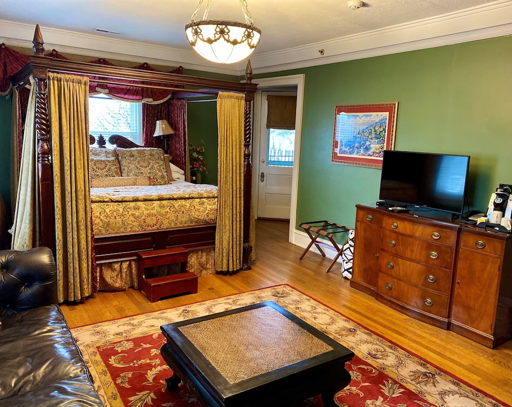 Inn at 835 Boutique Hotel 11/50