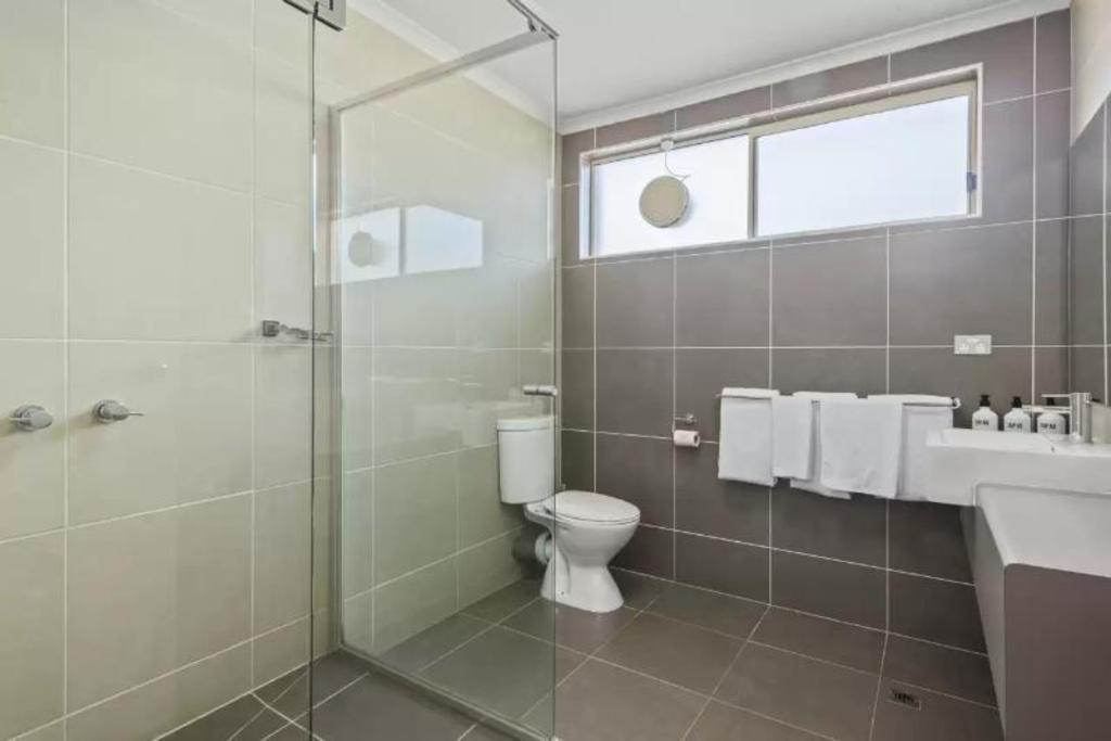 Upgrade, Queen Bed, Comfort Inn Clubarham 3/3