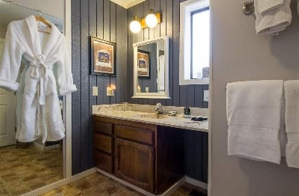 Oak Hill Bed & Breakfast 50/50