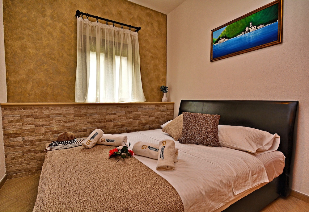 Cattaroom Apartments 33/76