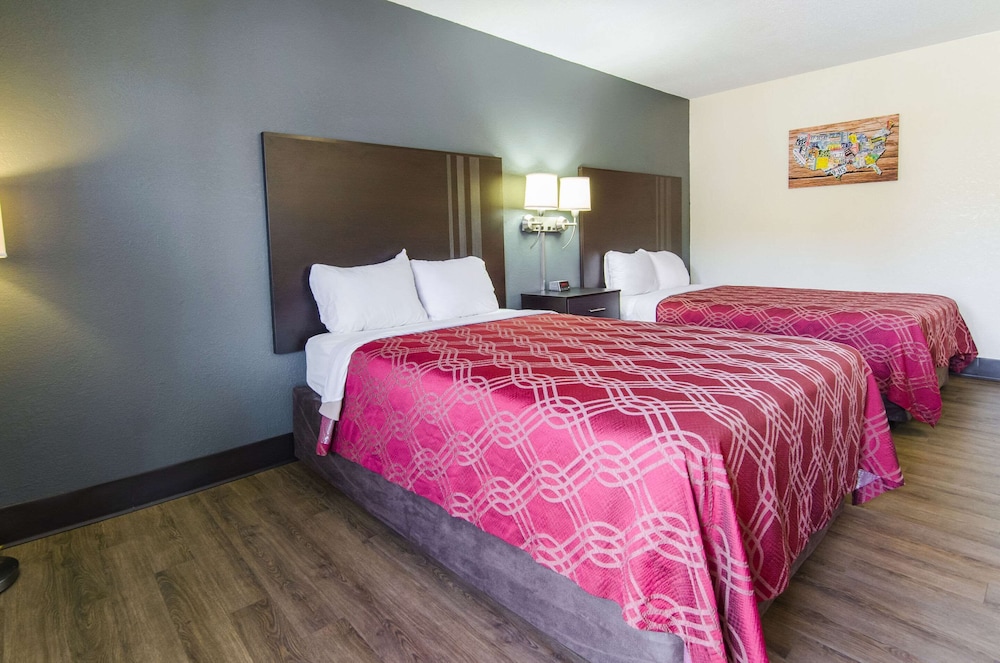 Econo Lodge Near Motor Speedway 7/15
