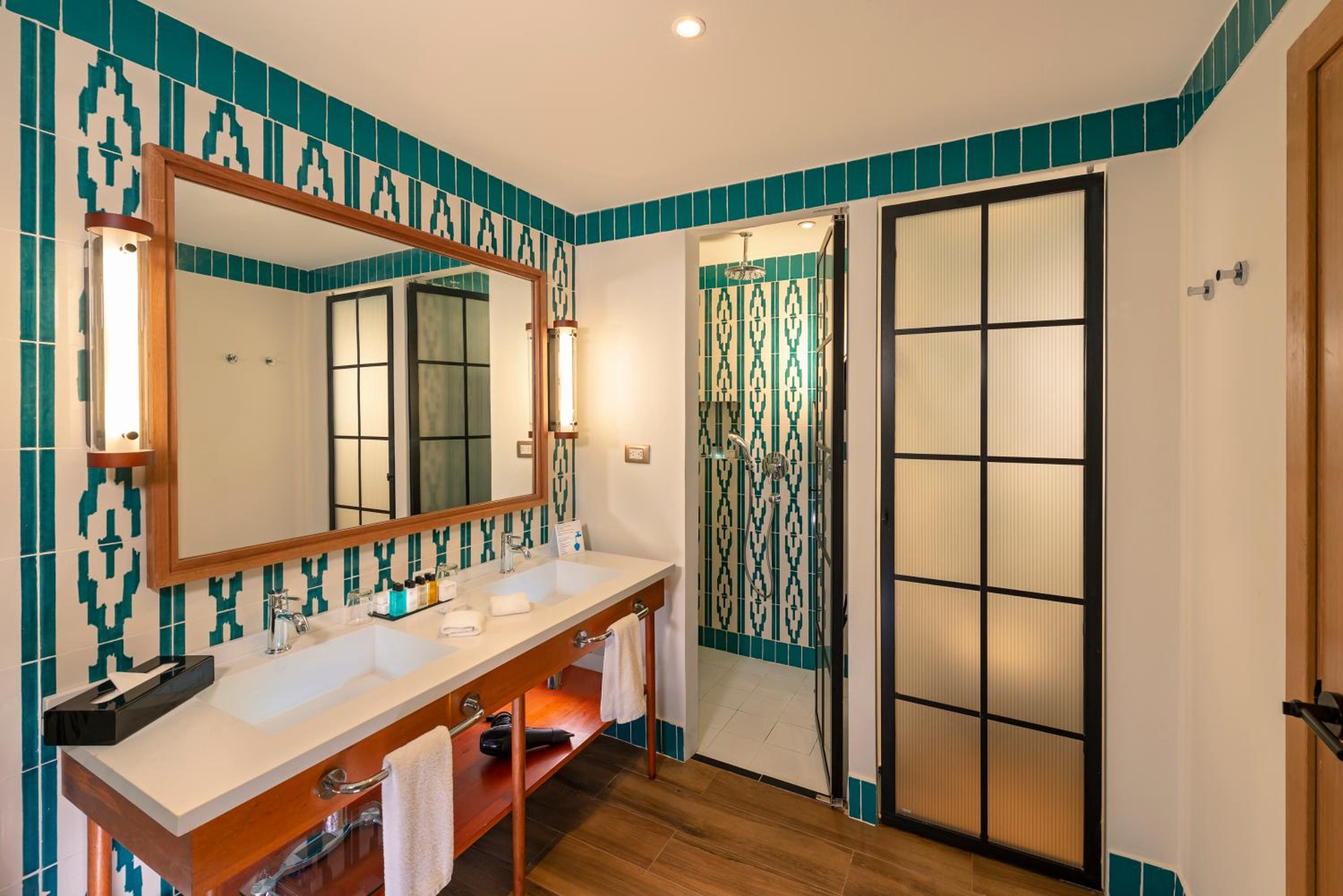 Junior Suite, King Bed, Water Park Side